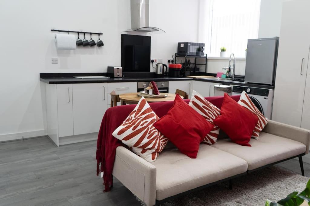 Stylish 1 Bed Apartment In Newly Refurbished Building W/ Parking & Wi-Fi Birmingham Buitenkant foto