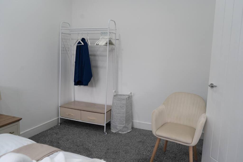 Stylish 1 Bed Apartment In Newly Refurbished Building W/ Parking & Wi-Fi Birmingham Buitenkant foto
