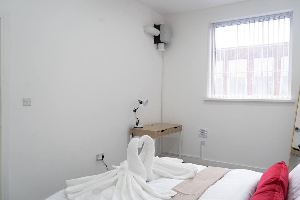 Stylish 1 Bed Apartment In Newly Refurbished Building W/ Parking & Wi-Fi Birmingham Buitenkant foto