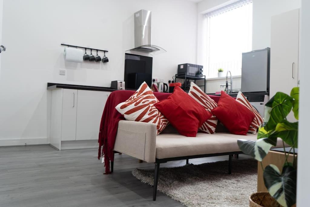 Stylish 1 Bed Apartment In Newly Refurbished Building W/ Parking & Wi-Fi Birmingham Buitenkant foto