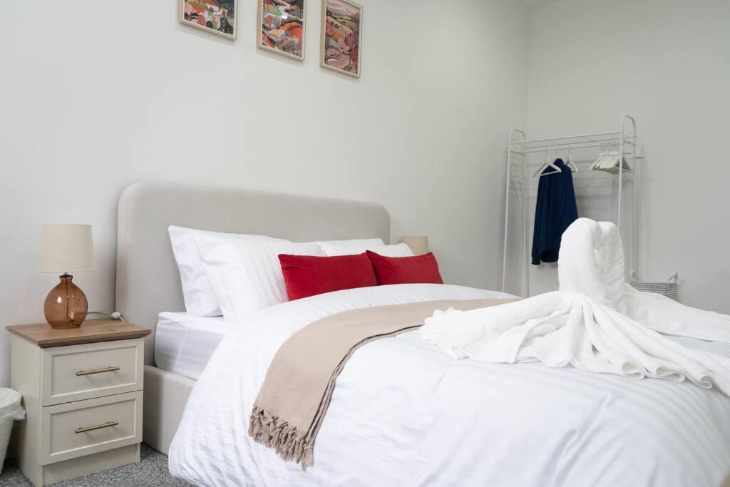 Stylish 1 Bed Apartment In Newly Refurbished Building W/ Parking & Wi-Fi Birmingham Buitenkant foto