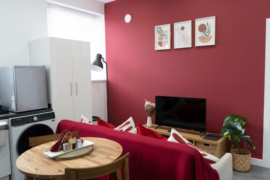 Stylish 1 Bed Apartment In Newly Refurbished Building W/ Parking & Wi-Fi Birmingham Buitenkant foto